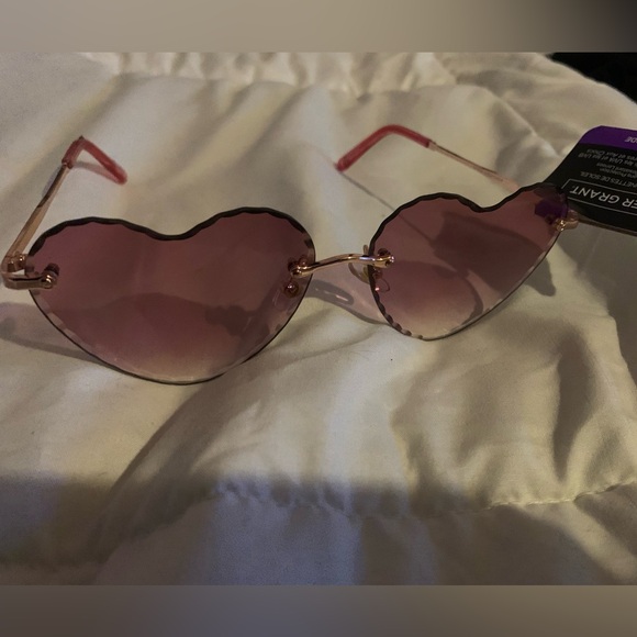 Foster Grant Translucent Pink Heart Sunglasses NWT beveled edge lenses - Picture 2 of 7